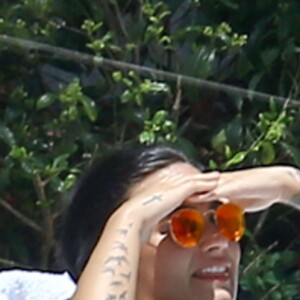 Demi Lovato au bord d'une piscine à Miami, le 30 juin 2016
