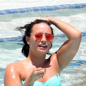 Demi Lovato au bord d'une piscine à Miami, le 30 juin 2016