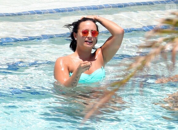 Demi Lovato au bord d'une piscine à Miami, le 30 juin 2016