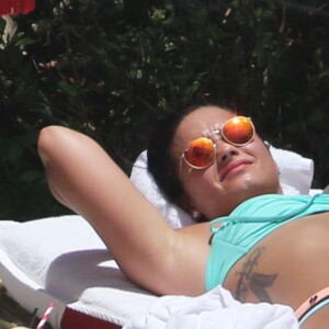 Demi Lovato au bord d'une piscine à Miami, le 30 juin 2016