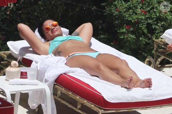 Demi Lovato au bord d'une piscine à Miami, le 30 juin 2016