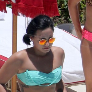 Demi Lovato au bord d'une piscine à Miami, le 30 juin 2016
