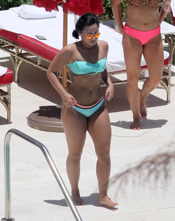 Demi Lovato au bord d'une piscine à Miami, le 30 juin 2016