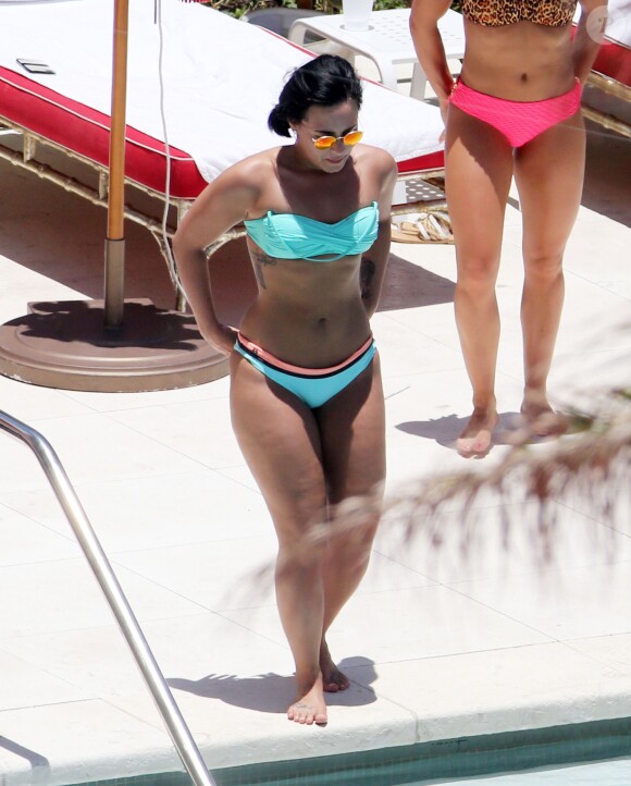 Demi Lovato au bord d'une piscine à Miami, le 30 juin 2016