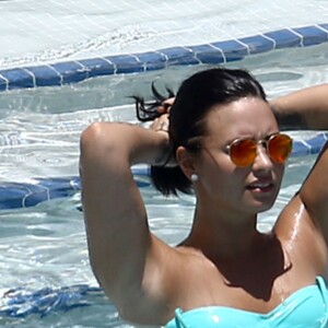 Demi Lovato au bord d'une piscine à Miami, le 30 juin 2016