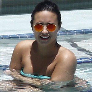 Demi Lovato au bord d'une piscine à Miami, le 30 juin 2016