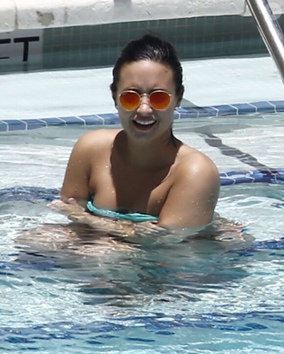 Demi Lovato au bord d'une piscine à Miami, le 30 juin 2016