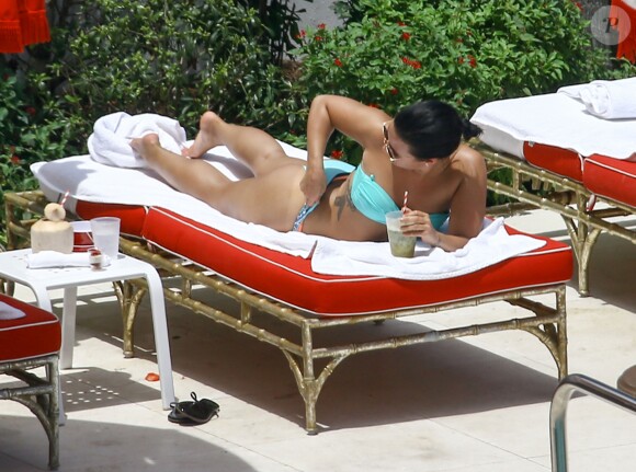 Demi Lovato au bord d'une piscine à Miami, le 30 juin 2016