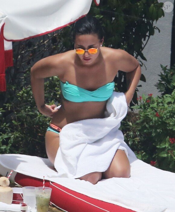 Demi Lovato profite d'une belle journée ensoleillée avec des amis au bord d’une piscine à Miami, le 30 juin 2016  Singer Demi Lovato shows off her bikini body while enjoying a day by the pool with friends in Miami, Florida on June 30, 2016. Demi was taking a break from her Future Now Tour which she is co-headlining with Nick Jonas.30/06/2016 - Miami