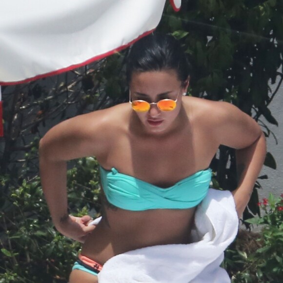 Demi Lovato profite d'une belle journée ensoleillée avec des amis au bord d’une piscine à Miami, le 30 juin 2016  Singer Demi Lovato shows off her bikini body while enjoying a day by the pool with friends in Miami, Florida on June 30, 2016. Demi was taking a break from her Future Now Tour which she is co-headlining with Nick Jonas.30/06/2016 - Miami