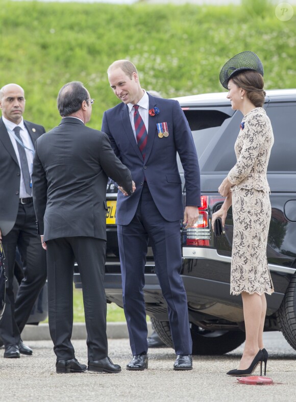 Le président français François Hollande, le prince William et Kate Catherine Middleton, duchesse de Cambridge - Dévoilement de la plaque inaugurale de la nouvelle aile du musée lors des commémorations du centenaire de la Bataille de la Somme à Thiepval, bataille qui fût la plus meurtrière de la Première Guerre Mondiale. Le 1er juillet 2016