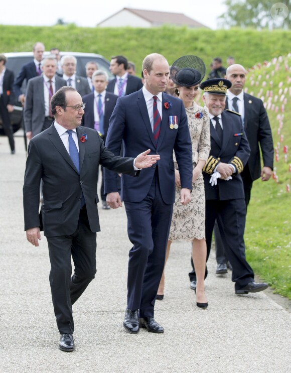 Le président français François Hollande, le prince William et Kate Catherine Middleton, duchesse de Cambridge - Dévoilement de la plaque inaugurale de la nouvelle aile du musée lors des commémorations du centenaire de la Bataille de la Somme à Thiepval, bataille qui fût la plus meurtrière de la Première Guerre Mondiale. Le 1er juillet 2016