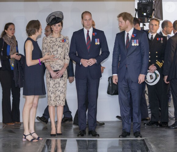 Kate Catherine Middleton, duchesse de Cambridge, le prince William et le prince Harry - Dévoilement de la plaque inaugurale de la nouvelle aile du musée lors des commémorations du centenaire de la Bataille de la Somme à Thiepval, bataille qui fût la plus meurtrière de la Première Guerre Mondiale. Le 1er juillet 2016