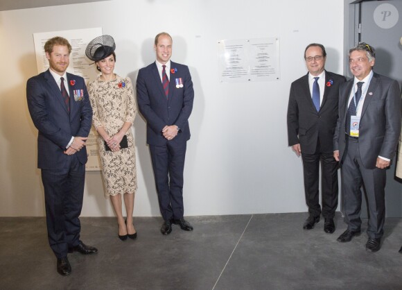 Le prince Harry, Kate Catherine Middleton, duchesse de Cambridge, le prince William et le président français François Hollande - Dévoilement de la plaque inaugurale de la nouvelle aile du musée lors des commémorations du centenaire de la Bataille de la Somme à Thiepval, bataille qui fût la plus meurtrière de la Première Guerre Mondiale. Le 1er juillet 2016