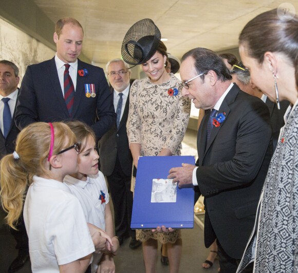 Le prince William, Kate Catherine Middleton, duchesse de Cambridge et le président français François Hollande - Dévoilement de la plaque inaugurale de la nouvelle aile du musée lors des commémorations du centenaire de la Bataille de la Somme à Thiepval, bataille qui fût la plus meurtrière de la Première Guerre Mondiale. Le 1er juillet 2016