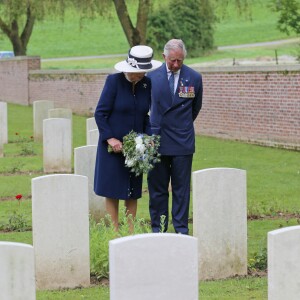 Le prince Charles et Camilla Parker-Bowles se reccueillent au cimetière militaire de Carnoy, sur la tombe du grand oncle de Camilla, le capitaine Harry Cubitt - Commémorations du centenaire de la Bataille de la Somme à Thiepval, bataille qui fût la plus meurtrière de la Première Guerre mondiale. Le 1er juillet 2016