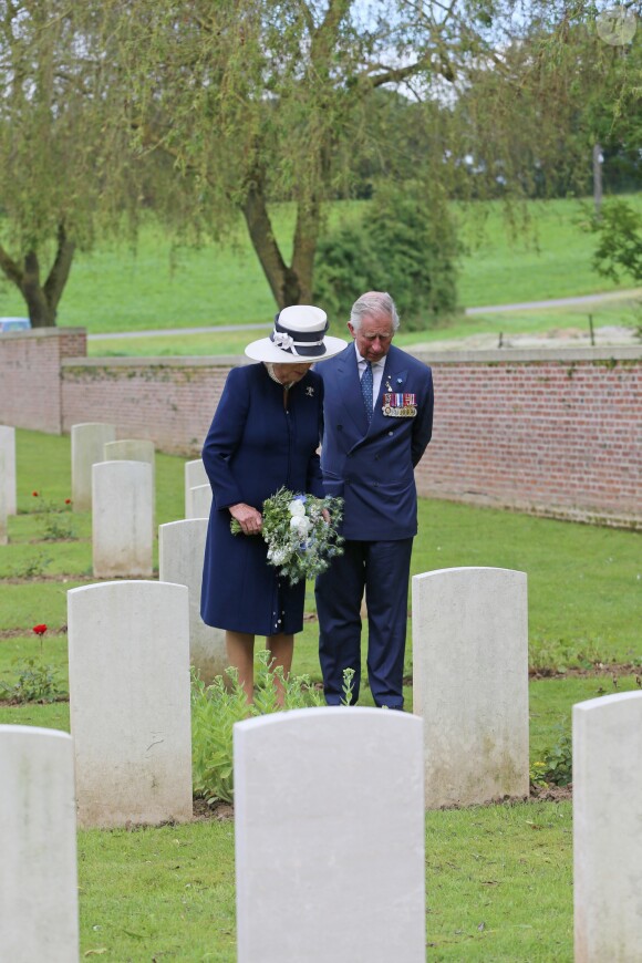 Le prince Charles et Camilla Parker-Bowles se reccueillent au cimetière militaire de Carnoy, sur la tombe du grand oncle de Camilla, le capitaine Harry Cubitt - Commémorations du centenaire de la Bataille de la Somme à Thiepval, bataille qui fût la plus meurtrière de la Première Guerre mondiale. Le 1er juillet 2016