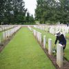 Le prince Charles et Camilla Parker-Bowles se reccueillent au cimetière militaire de Carnoy, sur la tombe du grand oncle de Camilla, le capitaine Harry Cubitt - Commémorations du centenaire de la Bataille de la Somme à Thiepval, bataille qui fût la plus meurtrière de la Première Guerre mondiale. Le 1er juillet 2016