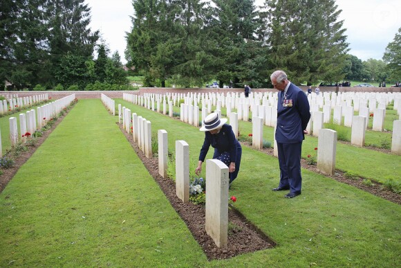 Le prince Charles et Camilla Parker-Bowles se reccueillent au cimetière militaire de Carnoy, sur la tombe du grand oncle de Camilla, le capitaine Harry Cubitt - Commémorations du centenaire de la Bataille de la Somme à Thiepval, bataille qui fût la plus meurtrière de la Première Guerre mondiale. Le 1er juillet 2016