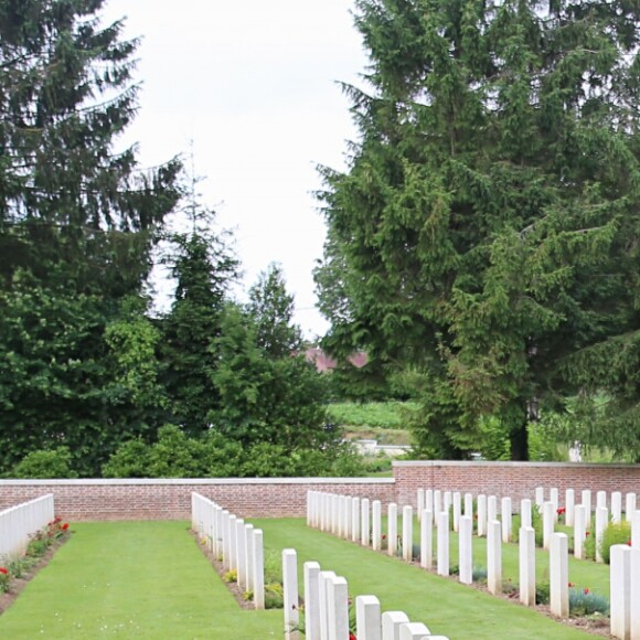 Le prince Charles et Camilla Parker-Bowles se reccueillent au cimetière militaire de Carnoy, sur la tombe du grand oncle de Camilla, le capitaine Harry Cubitt - Commémorations du centenaire de la Bataille de la Somme à Thiepval, bataille qui fût la plus meurtrière de la Première Guerre mondiale. Le 1er juillet 2016
