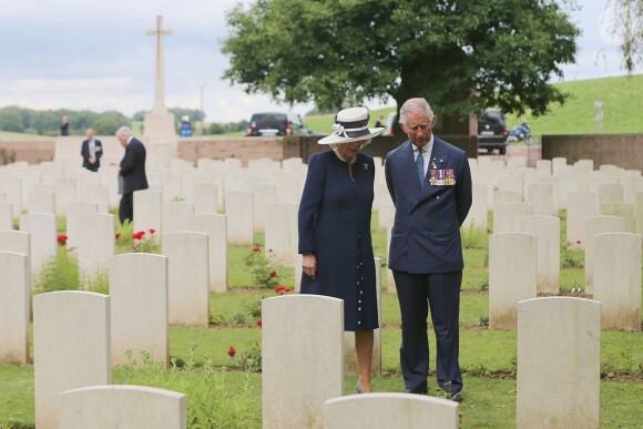 Le prince Charles et Camilla Parker-Bowles se reccueillent au cimetière militaire de Carnoy, sur la tombe du grand oncle de Camilla, le capitaine Harry Cubitt - Commémorations du centenaire de la Bataille de la Somme à Thiepval, bataille qui fût la plus meurtrière de la Première Guerre mondiale. Le 1er juillet 2016