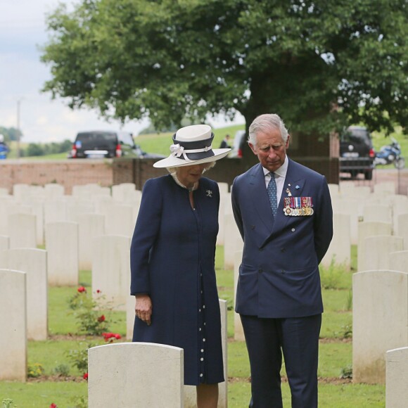 Le prince Charles et Camilla Parker-Bowles se reccueillent au cimetière militaire de Carnoy, sur la tombe du grand oncle de Camilla, le capitaine Harry Cubitt - Commémorations du centenaire de la Bataille de la Somme à Thiepval, bataille qui fût la plus meurtrière de la Première Guerre mondiale. Le 1er juillet 2016