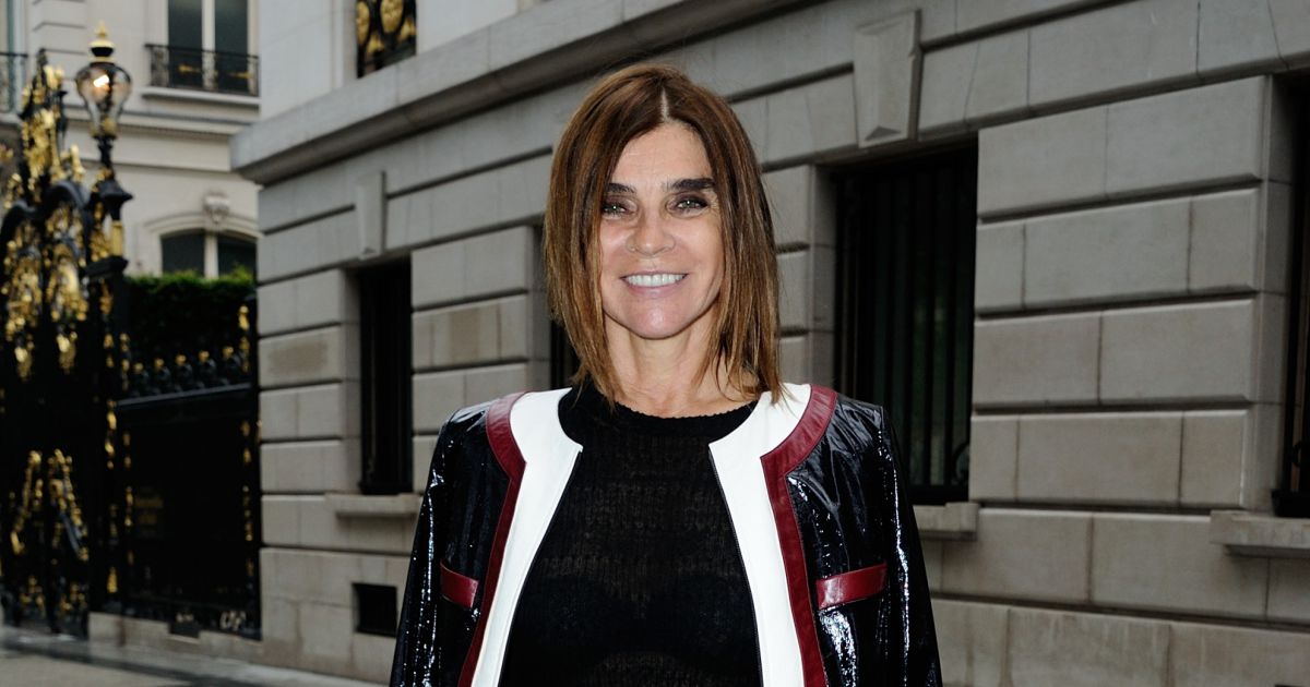 Carine Roitfeld arrive à l'Hôtel de la Païva pour assister au défilé