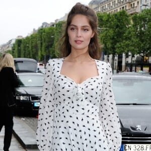 Marie-Ange Casta arrive à l'Hôtel de la Païva pour assister au défilé Miu Miu (collection croisière 2017). Paris, le 3 juillet 2016.