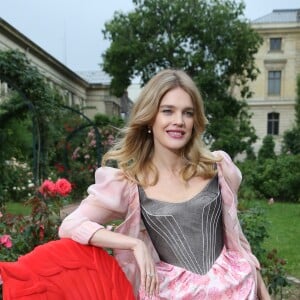 Natalia Vodianova et sa fille Neva arrivent au Jardin des Plantes pour assister au défilé Ulyana Sergeenko (collection Haute Couture automne-hiver 2016/2017). Paris, le 3 juillet 2016.