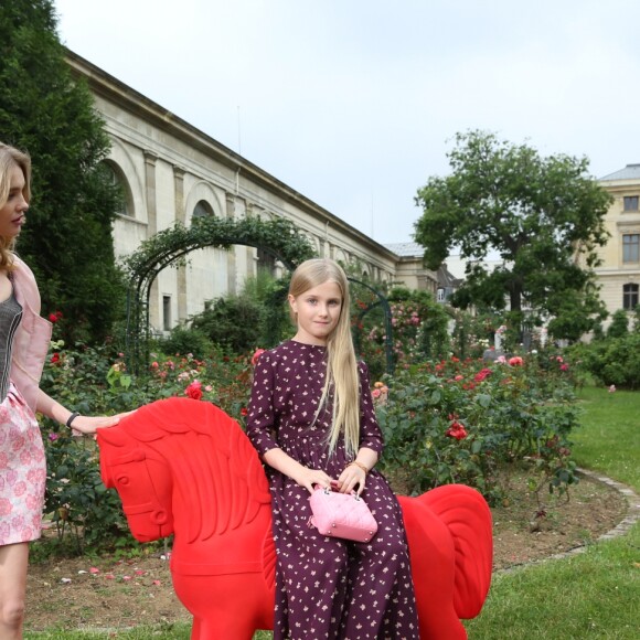 Natalia Vodianova et sa fille Neva arrivent au Jardin des Plantes pour assister au défilé Ulyana Sergeenko (collection Haute Couture automne-hiver 2016/2017). Paris, le 3 juillet 2016.