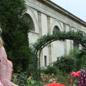 Natalia Vodianova et sa fille Neva arrivent au Jardin des Plantes pour assister au défilé Ulyana Sergeenko (collection Haute Couture automne-hiver 2016/2017). Paris, le 3 juillet 2016.