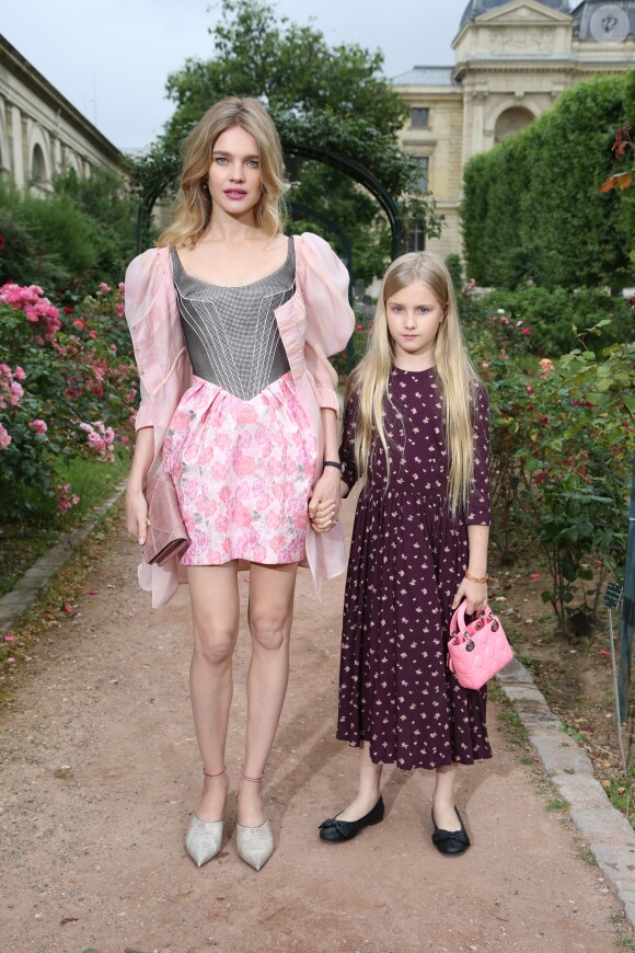 Natalia Vodianova et sa fille Neva arrivent au Jardin des Plantes pour assister au défilé Ulyana Sergeenko (collection Haute Couture automne-hiver 2016/2017). Paris, le 3 juillet 2016.
