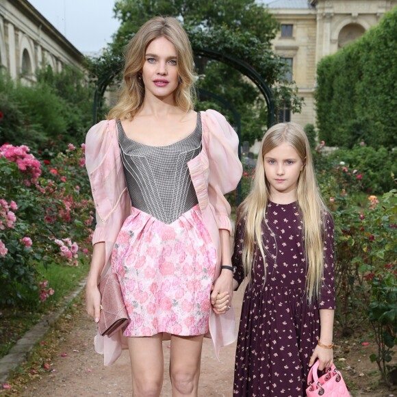 Natalia Vodianova et sa fille Neva arrivent au Jardin des Plantes pour assister au défilé Ulyana Sergeenko (collection Haute Couture automne-hiver 2016/2017). Paris, le 3 juillet 2016.