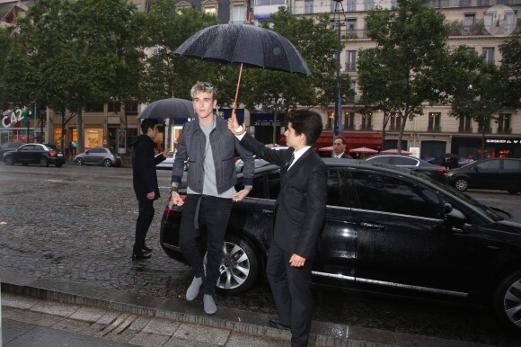 Gabriel Kane Day Lewis (Fils de Isabelle Adjani et Daniel Day Lewis) arrive à l'Hôtel de la Païva pour assister au défilé Miu Miu (collection croisière 2017). Paris, le 3 juillet 2016.