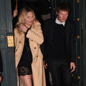 Kate Moss et Nikolai Von Bismarck quittent l'Hôtel de la Païva à l'issue de l'after-show Miu Miu. Paris, le 3 juillet 2016.