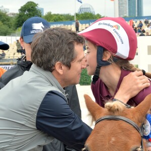 Guillaume Canet et Mila, la fille de Matthias Gurtler (rédacteur en chef du magazine Gala) - Remise du prix Eiffel Sunday Kid Challenge - Longines Paris Eiffel Jumping à la plaine de Jeux de Bagatelle à Paris, le 3 juillet 2016. © Borde-Veeren/Bestimage