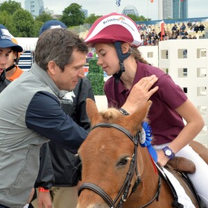 Guillaume Canet et Mila, la fille de Matthias Gurtler (rédacteur en chef du magazine Gala) - Remise du prix Eiffel Sunday Kid Challenge - Longines Paris Eiffel Jumping à la plaine de Jeux de Bagatelle à Paris, le 3 juillet 2016. © Borde-Veeren/Bestimage