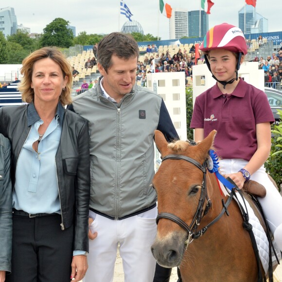 Virginie Coupérie-Eiffel, Guillaume Canet, et Mila, la fille de Matthias Gurtler (rédacteur en chef du magazine Gala) - Remise du prix Eiffel Sunday Kid Challenge - Longines Paris Eiffel Jumping à la plaine de Jeux de Bagatelle à Paris, le 3 juillet 2016. © Borde-Veeren/Bestimage