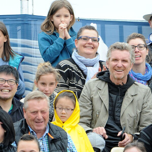 Exclusif - Denis Brogniart, sa femme Hortense et leurs filles Lili et Violette regardent Blanche Brogniart - Prix Eiffel Sunday Kid Challenge - Longines Paris Eiffel Jumping au Bois de Boulogne à la plaine de Jeux de Bagatelle à Paris, le 3 juillet 2016. © Pierre Perusseau/Bestimage