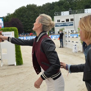 Roger-Yves Bost (gagnant du prix Eiffel Sunday Challenge présenté par la Mairie de Paris) et Laeticia Hallyday - Remise du prix Eiffel Sunday Challenge présenté par la Mairie de Paris lors du Longines Paris Eiffel Jumping à la plaine de Jeux de Bagatelle à Paris, le 3 juillet 2016. © Borde-Veeren/Bestimage