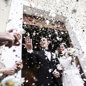 Alizée et Grégoire Lyonnet à la sortie de la chapelle de Notre-Dame-de-la-Miséricorde, lors de leur mariage, le 18 juin 2016, en Corse