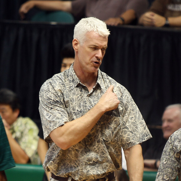 Scott Fisher, le nouvel époux de Dina Eastwood, en train de coacher son équipe de basketball à Hawai le 20 février 2014