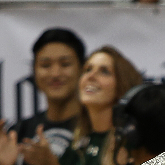 Scott Fisher, le nouvel époux de Dina Eastwood, en train de coacher son équipe de basketball à Hawai le 20 février 2014