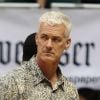Scott Fisher, le nouvel époux de Dina Eastwood, en train de coacher son équipe de basketball à Hawai le 20 février 2014