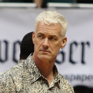 Scott Fisher, le nouvel époux de Dina Eastwood, en train de coacher son équipe de basketball à Hawai le 20 février 2014