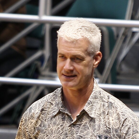 Scott Fisher, le nouvel époux de Dina Eastwood, en train de coacher son équipe de basketball à Hawai le 20 février 2014