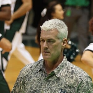 Scott Fisher, le nouvel époux de Dina Eastwood, en train de coacher son équipe de basketball à Hawai le 20 février 2014