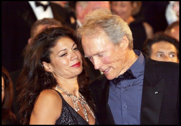 Clint Eastwood et Dina au Festival de Cannes lors de la montée des marches du film "Mystic River" le 24 mai 2003