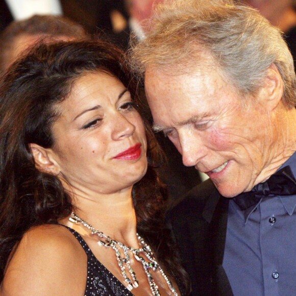 Clint Eastwood et Dina au Festival de Cannes lors de la montée des marches du film "Mystic River" le 24 mai 2003