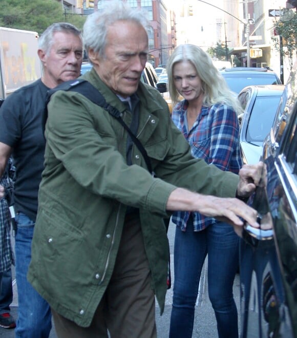 Clint Eastwood et sa compagne Christina Sandera sur le tournage du film "Sully" de Clint Eastwood à New York, le 7 octobre 2015.